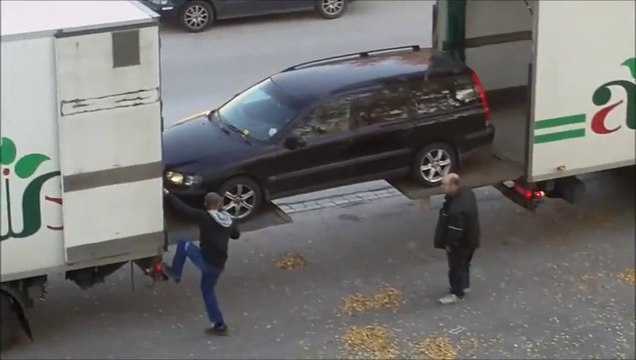 How to load a car in a Trailer... Crazy and smart!