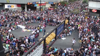 Estudiantes cantan el himno nacional desde Chacao