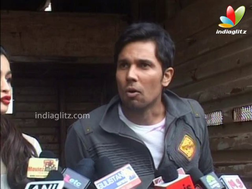 Alia Bhatt, Randeep Hooda Promote 'Highway' On Truck