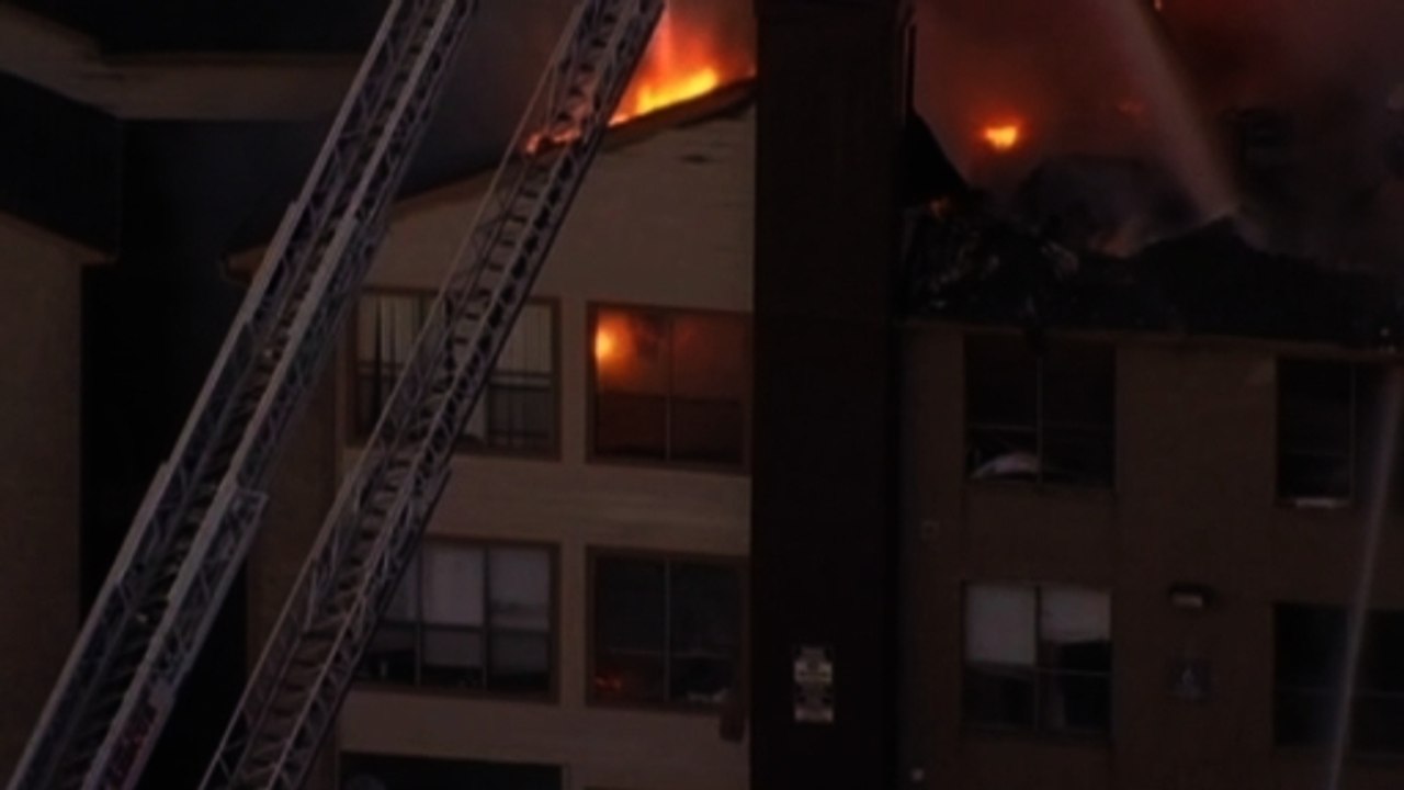 Flames overtake TX apartment building