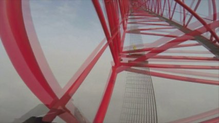 Deux hommes araignées sur le toit du monde urbain