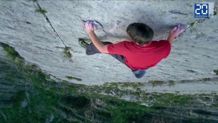 Il grimpe une montagne de près de 700m de haut sans aucune sécurité