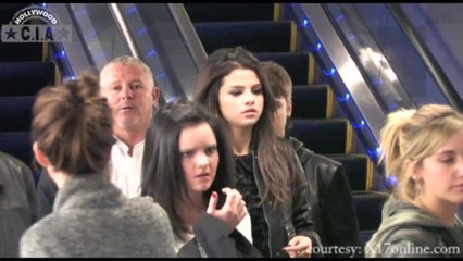 Selena Gomez Looks Very Upset As She Gets A Cold Beverage With A Friend