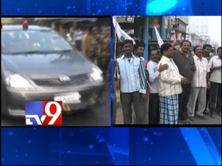 Seemandhra activists attack JD Seelam convoy with brooms