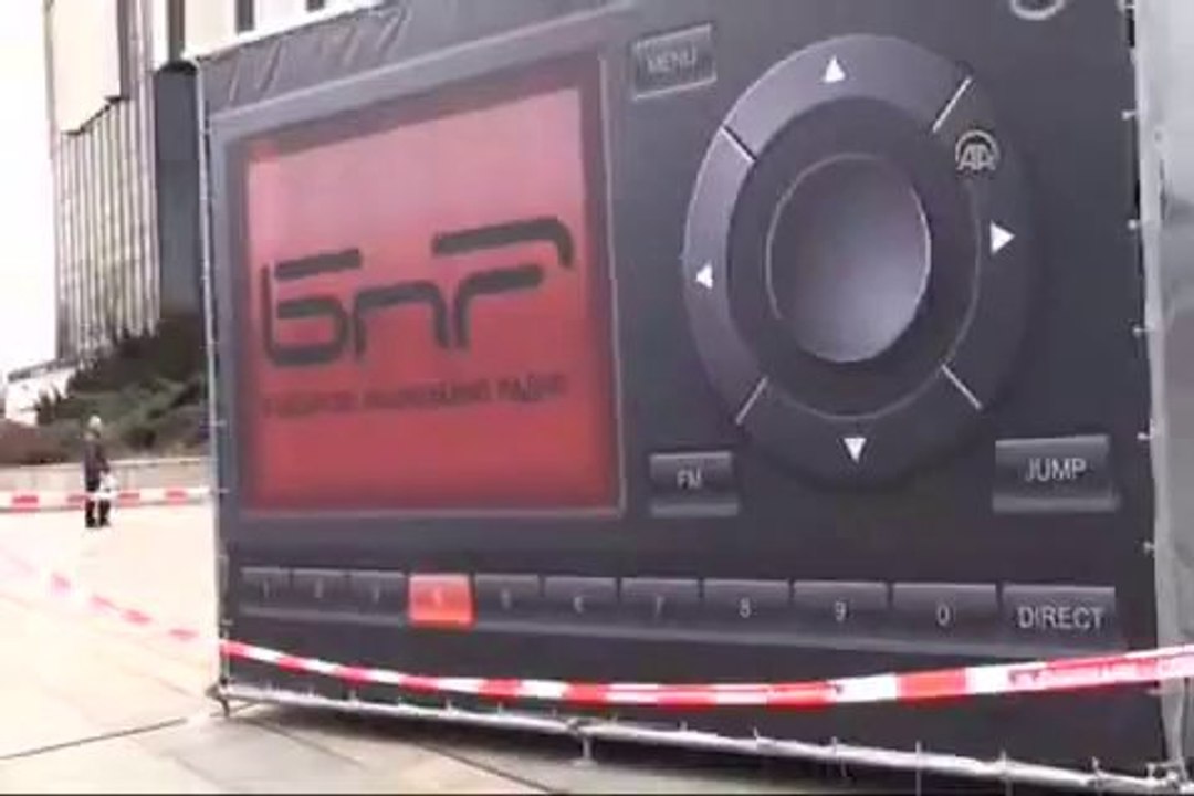 Dünya Radyo Günü dolayısıyla dev radyo maketi yaptılar