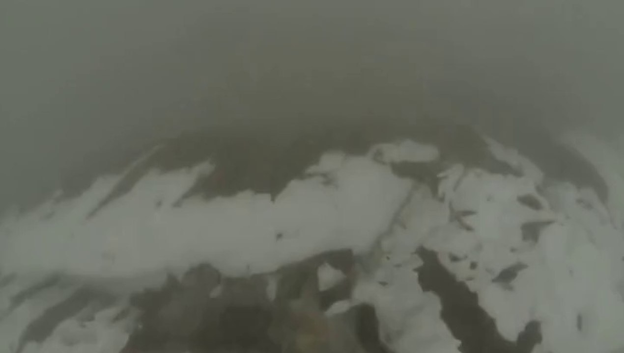 Il saute en parachute dans le brouillard le plus total