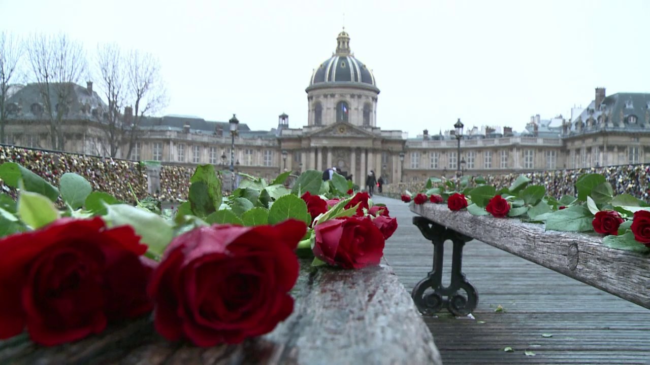 Des roses sur le pont des Arts à Paris pour la Saint-Valentin