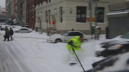 Faire du snowboard à New york, tiré par une voiture!