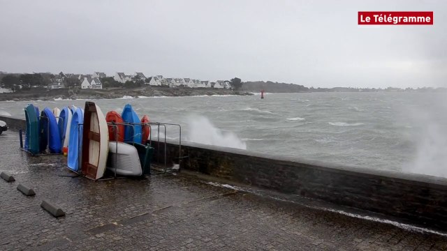 Concarneau. Les vagues percutent le môle