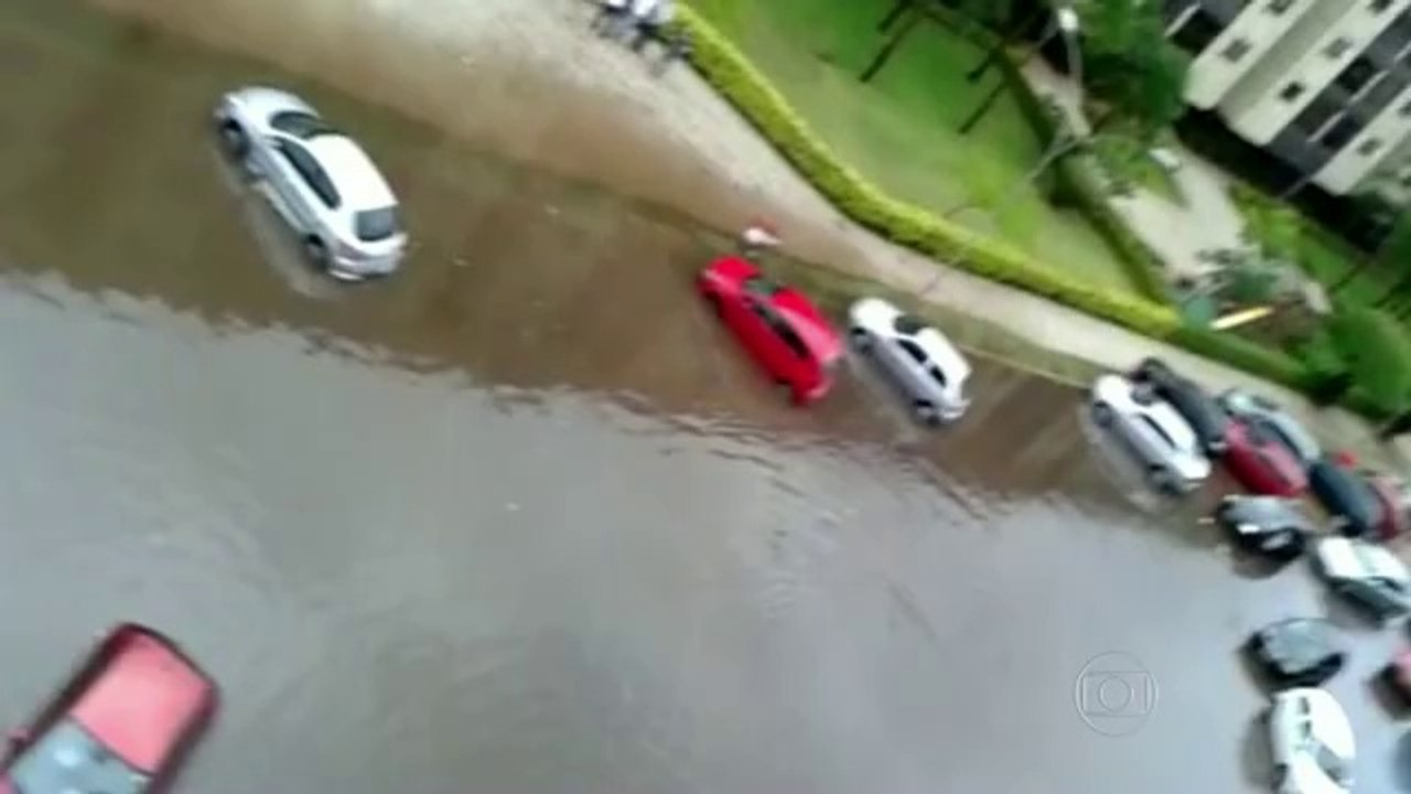 Bom Dia Brasil - Chuva provoca queda de tenda e deixa 39 pes