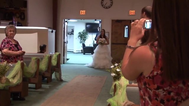 Une mariée chante Look at Me à l'église. Beau et émouvant.