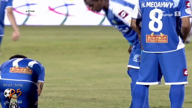 لاعبي #الأهلي يرددون النشيد و المدرجات خالية الجماهير بسبب العقوبة