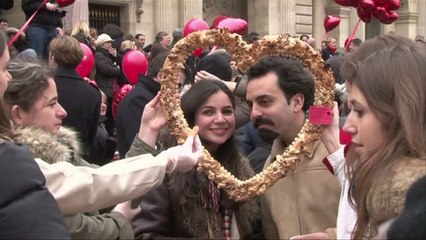 Saint-Valentin: une flash-mob face au Louvre à Paris