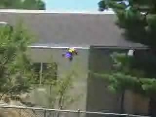 Jump saut en buggy sur skatepark