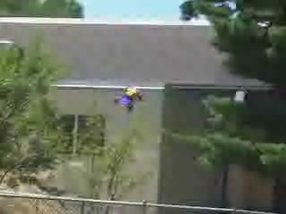 Jump saut en buggy sur skatepark