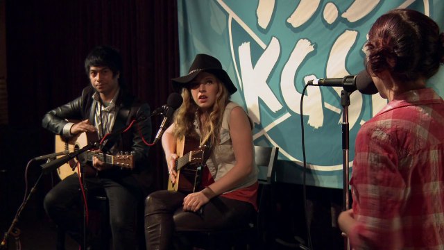 ZZ Ward - Unplugged in the Music Lounge