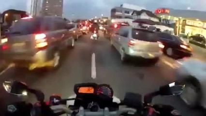 Crazy Brazilian Guy Shows How To Ride A Motorcycle During Rush Hour
