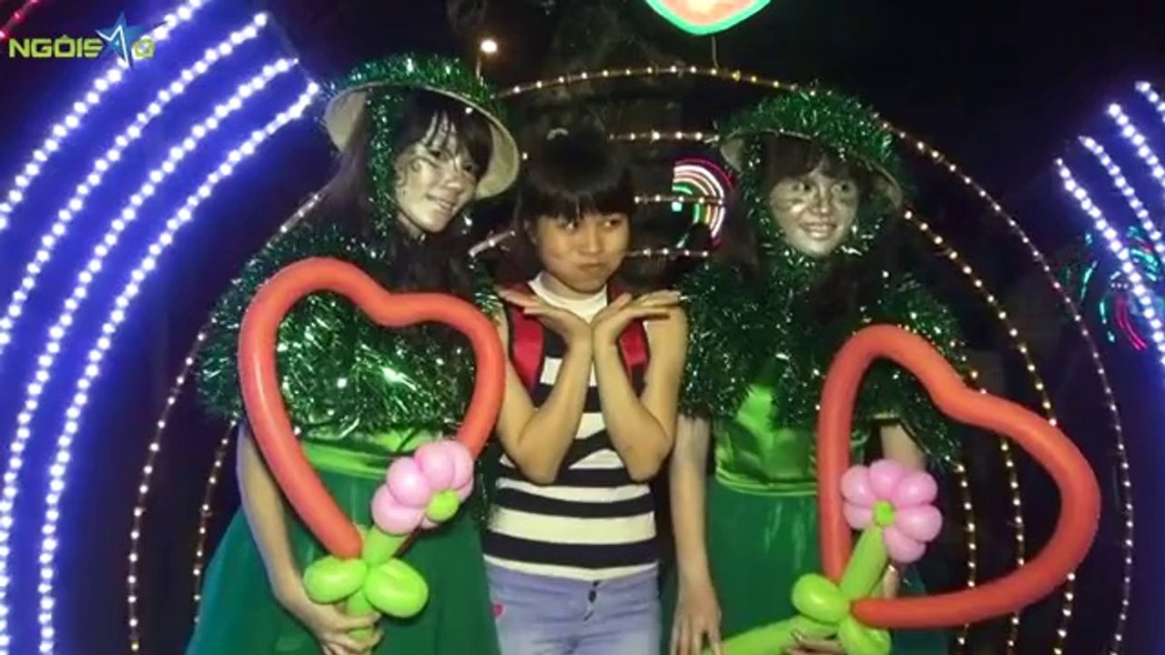 Hàng trăm đôi tình nhân hôn nhau trên 'Đại lộ tình yêu'