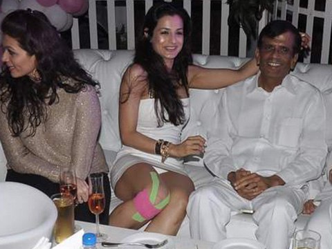 Ameesha Patels Wardrobe Malfunction