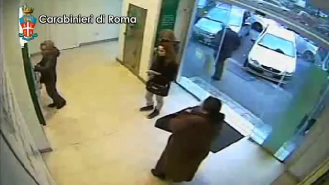 Roma - In azione la banda delle carte di credito (14.02.14)