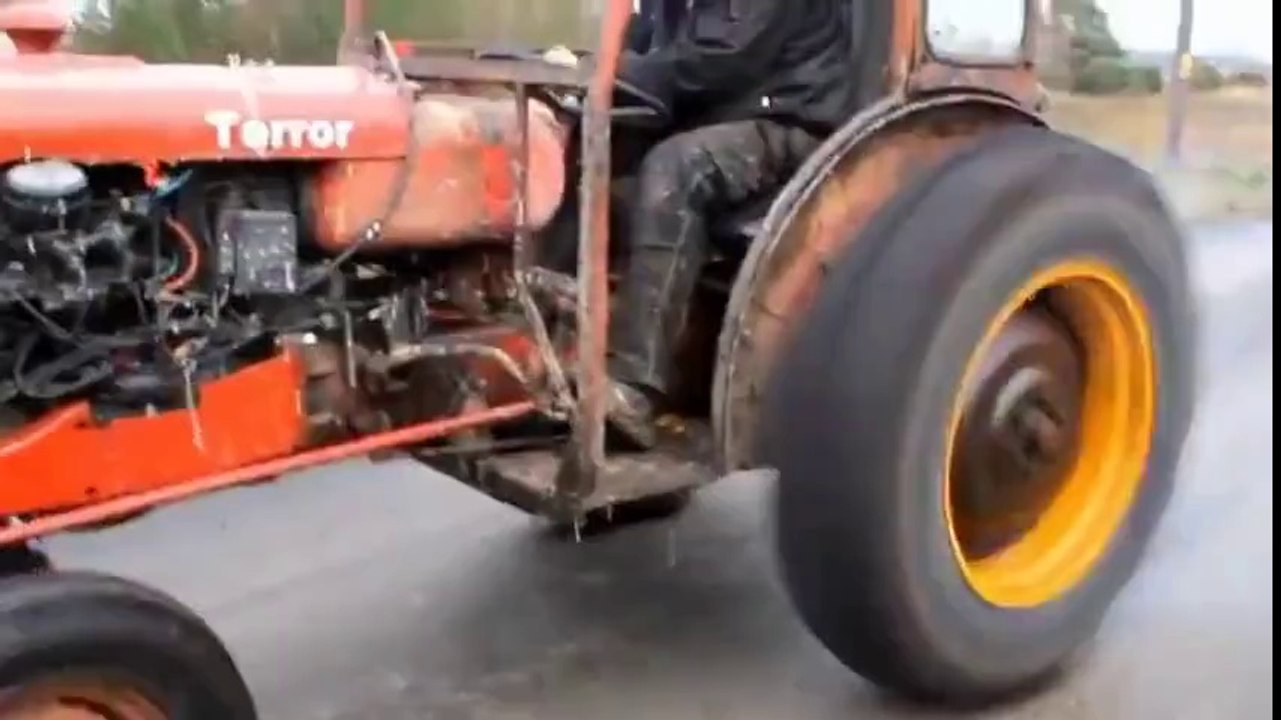 Guardate che cose incredibili riesce a fare questo trattore