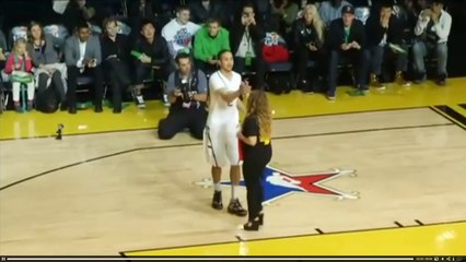 Pour la Saint Valentin Kenny Dobbs dunke par dessus sa petite amie