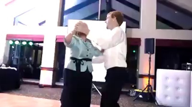 Madre e figlio stanno ballando. Ma guardate cosa succede all'improvviso