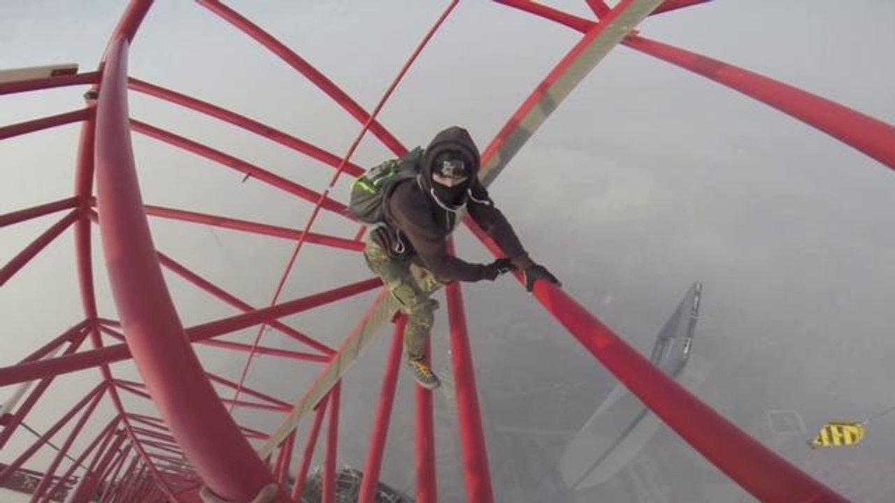 Crazy russian guys climbing the Shanghai Tower - Parkour at 650 meters!