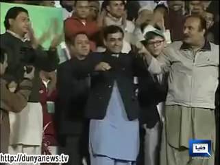 Pakistanis gather to set world record of largest human flag despite rain 2014