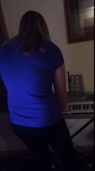 Saige singing a part of "Skinny Love" by I think Birdy ;p