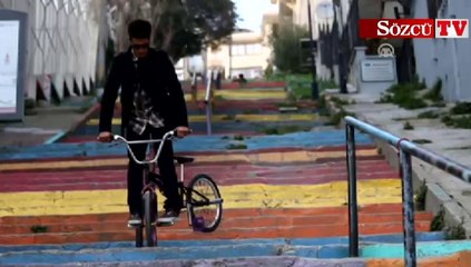 Bisikletiyle adeta dans ediyor