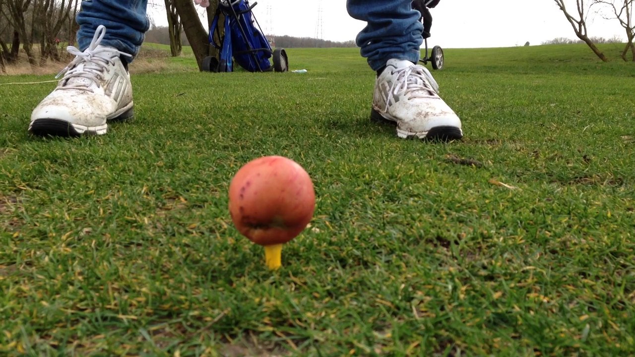 Le plus long drive de golf au monde avec une pomme pourrie