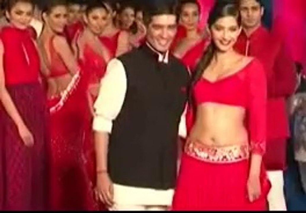 Manish Malhotra flirts With Sonam Kapoor