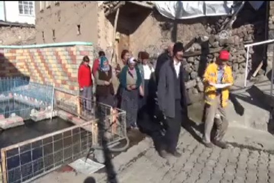 İLGİNÇ! - Ölen balıkları kefenleyip, cenaze töreni düzenliyorlar!