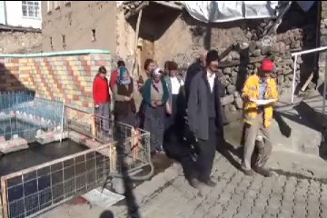 İLGİNÇ! - Ölen balıkları kefenleyip, cenaze töreni düzenliyorlar!