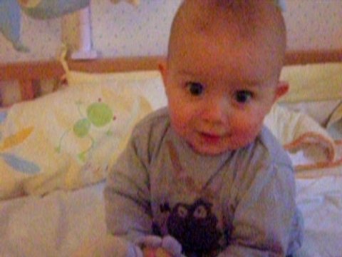 Alexandre assis dans son lit