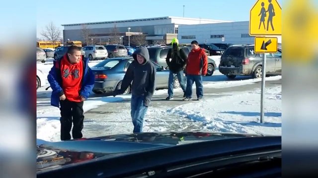 Il rigole de voir des enfants chuter sur la glace