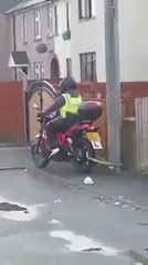 Motard vs chaîne antivol