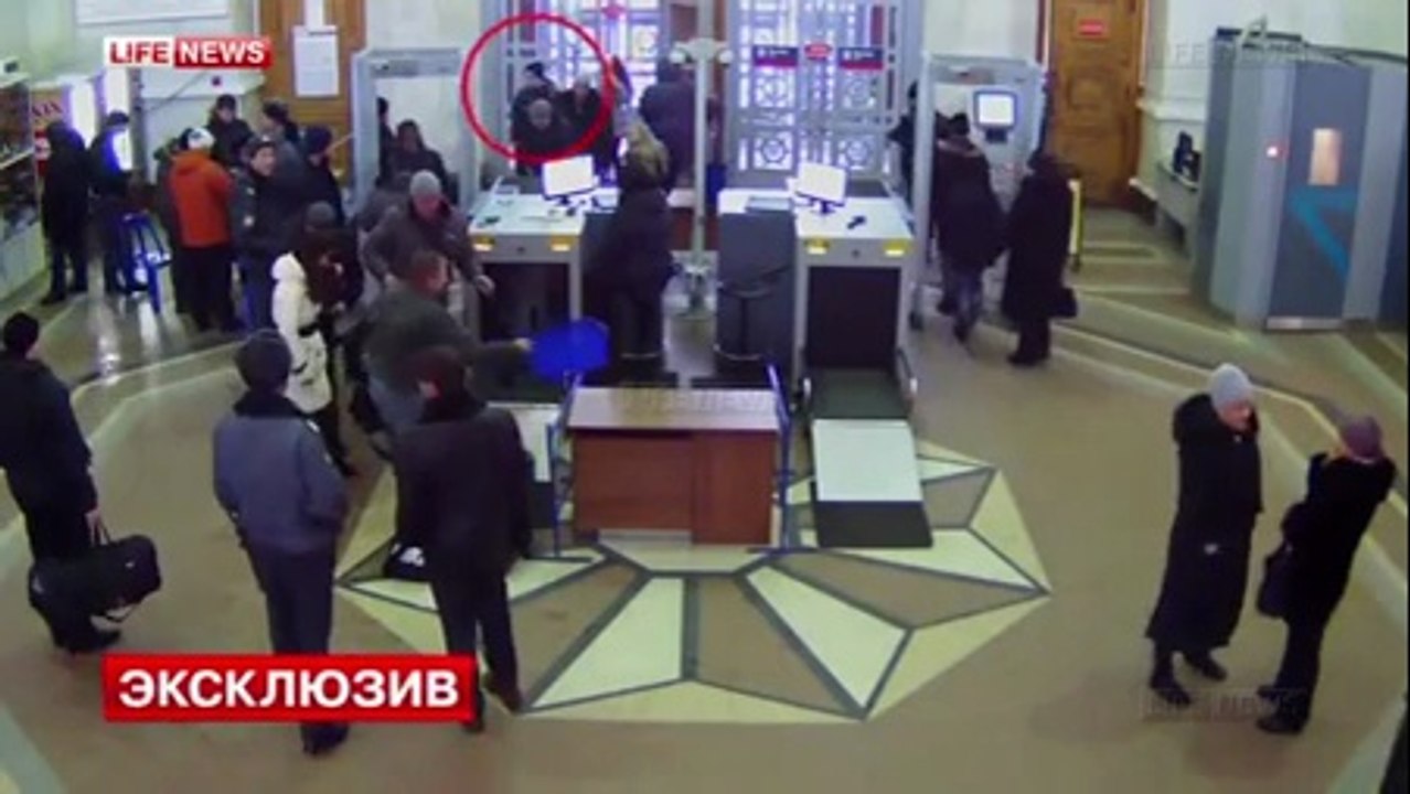Реальное видео теракта на Волгоградском вокзале. (Обратите внимание куда смотрят  полицейские  перед взрывом...)