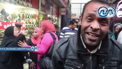 متظاهر لباسم يوسف : السيسي جزمته برقبتك ولو راجل انزلنا
