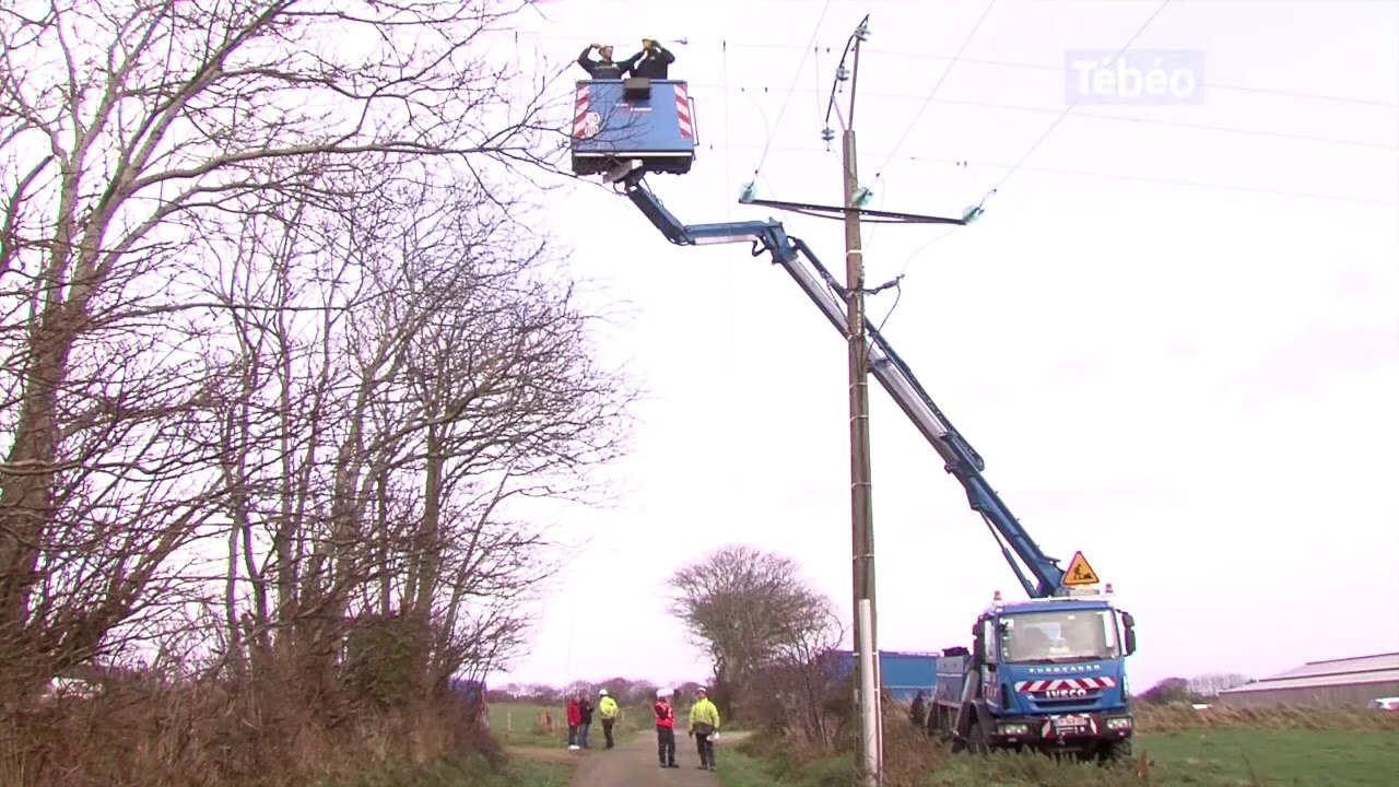 Bretagne. 120.000 foyers privés d'électricité, ErDF s'affaire...
