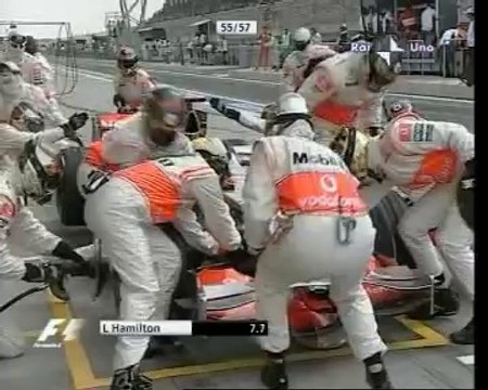 Kimi Räikkönen overtaking Robert Kubica Bahrain 2008