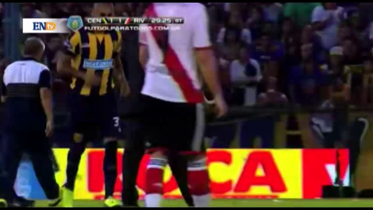 Perro burla seguridad y acapara la atención en un partido de fútbol