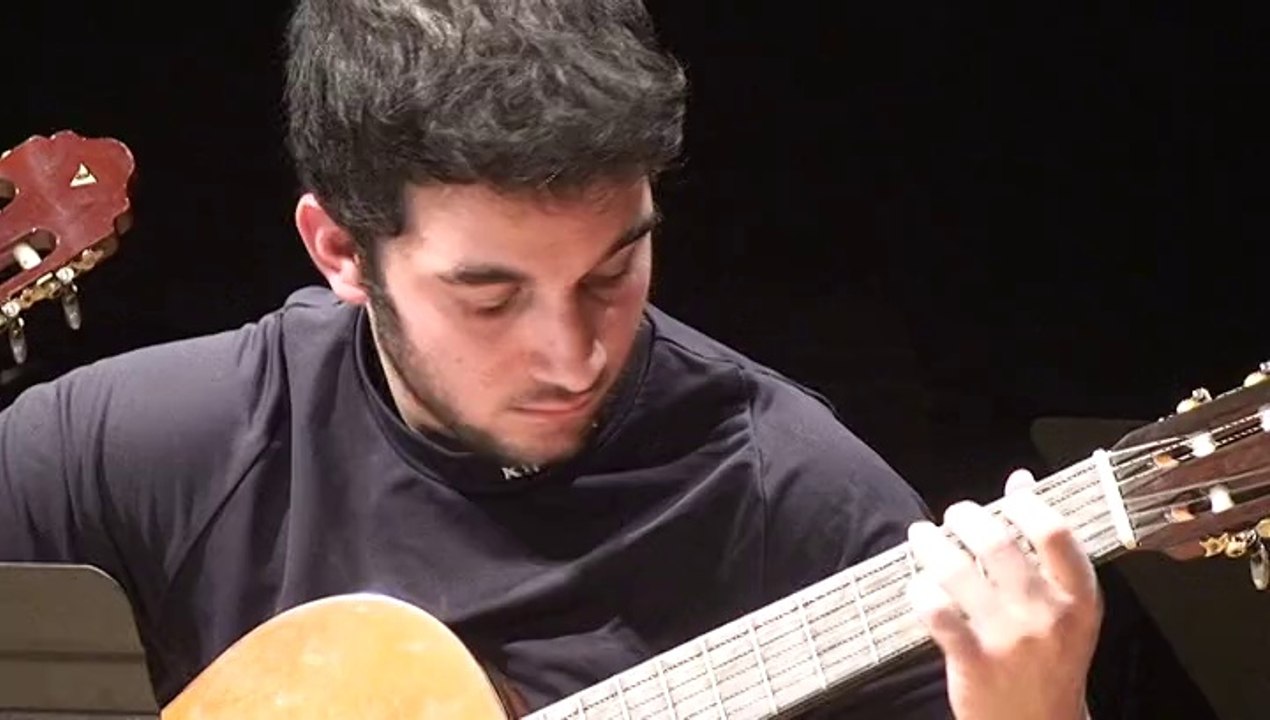 Gabriel Pires Silva élève avec son professeur en concert avec sa classe guitar