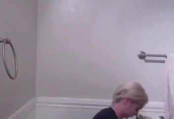 La vendetta dell'uomo per la tavoletta alzata del Water