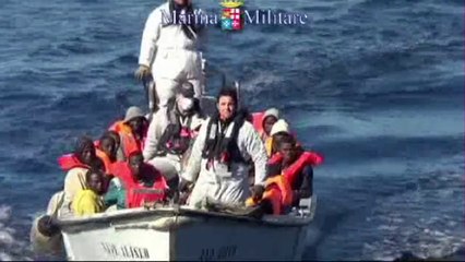 Télécharger la video: Imigrantes são resgatados no Mediterrâneo