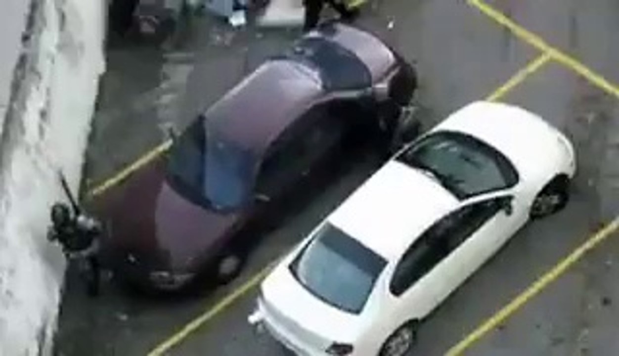Policías Bolivariana de Venezuela golpean a estudiantes en protestas en contra de régimen de Maduro