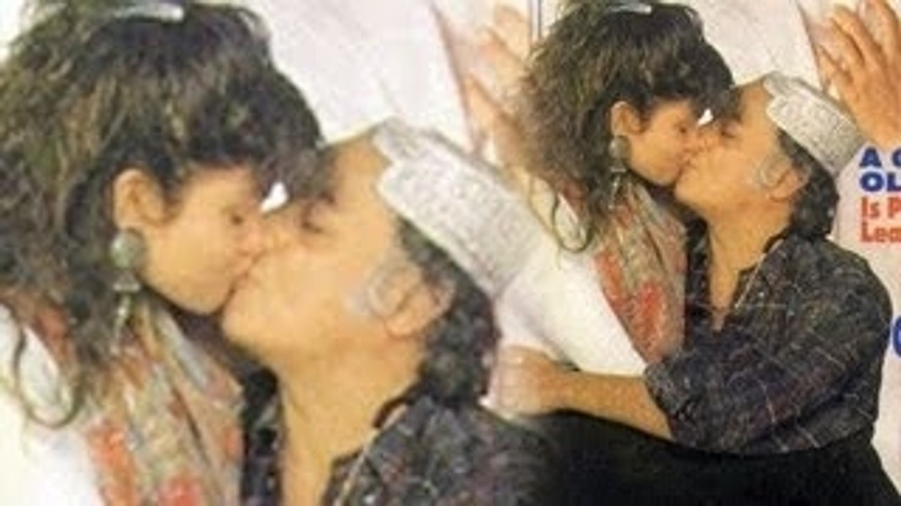 Pooja Bhatt Sex Videos - Mahesh Bhatt Kisses Daughter Pooja Bhatt | Uncensored - video Dailymotion