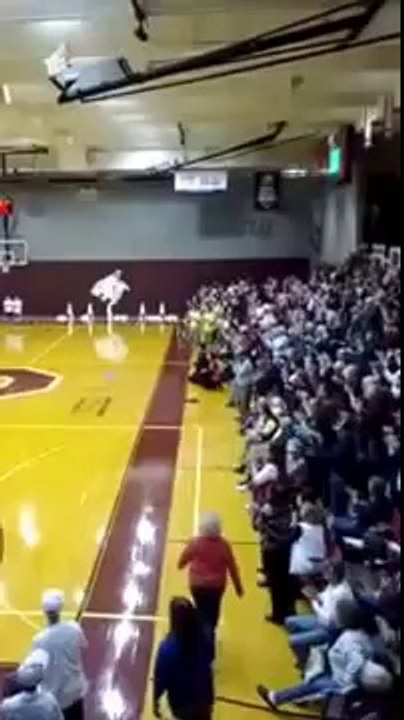 Aveugle, il marque un panier à 3 points et gagner McDonald’s gratuit pendant 1 an