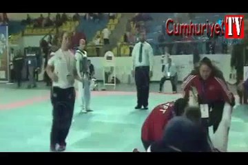 Türk tekvandocunun yere yıkılma anı